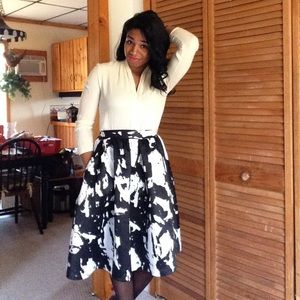 Navy blue / off white skirt with pockets!